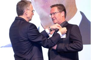 Anstecken der Ehrennadel durch Michael Pelz
